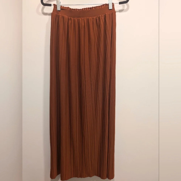 Soho Apparel Rust Orange Pleated Maxi Skirt Boho Flowy Size Small - Picture 2 of 7